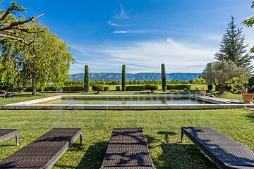 A large swimming pool with mountains in the background