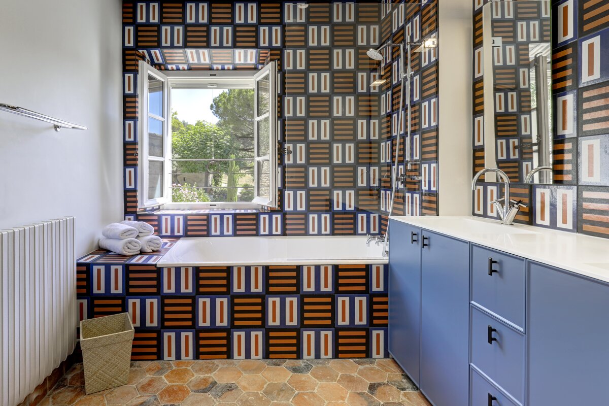 A bathroom with a geometric pattern on the wall