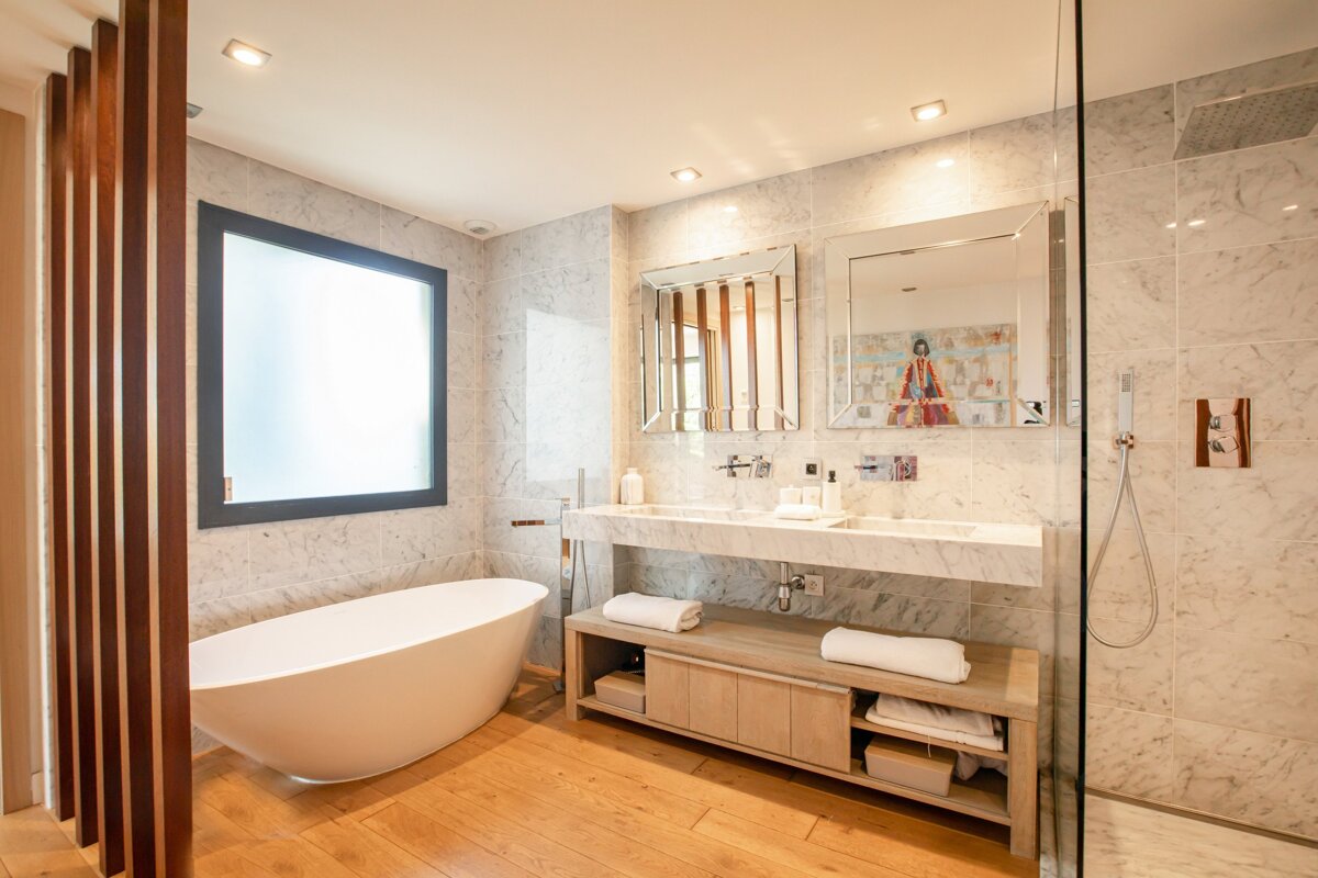 A bathroom with a bathtub and two sinks