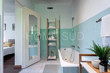 A bathroom with the word home sud on the wall