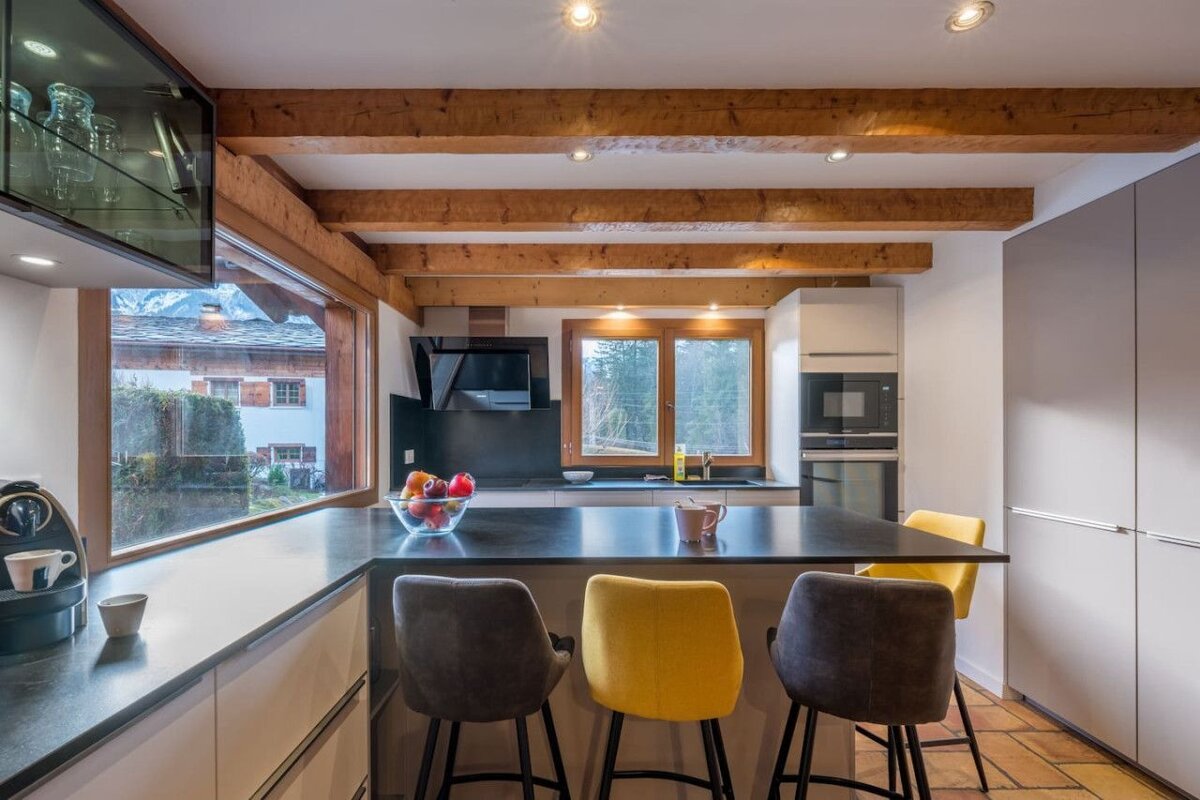A kitchen with a bowl of fruit on the counter