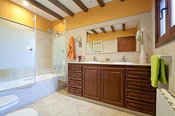 A bathroom with two sinks and a bathtub