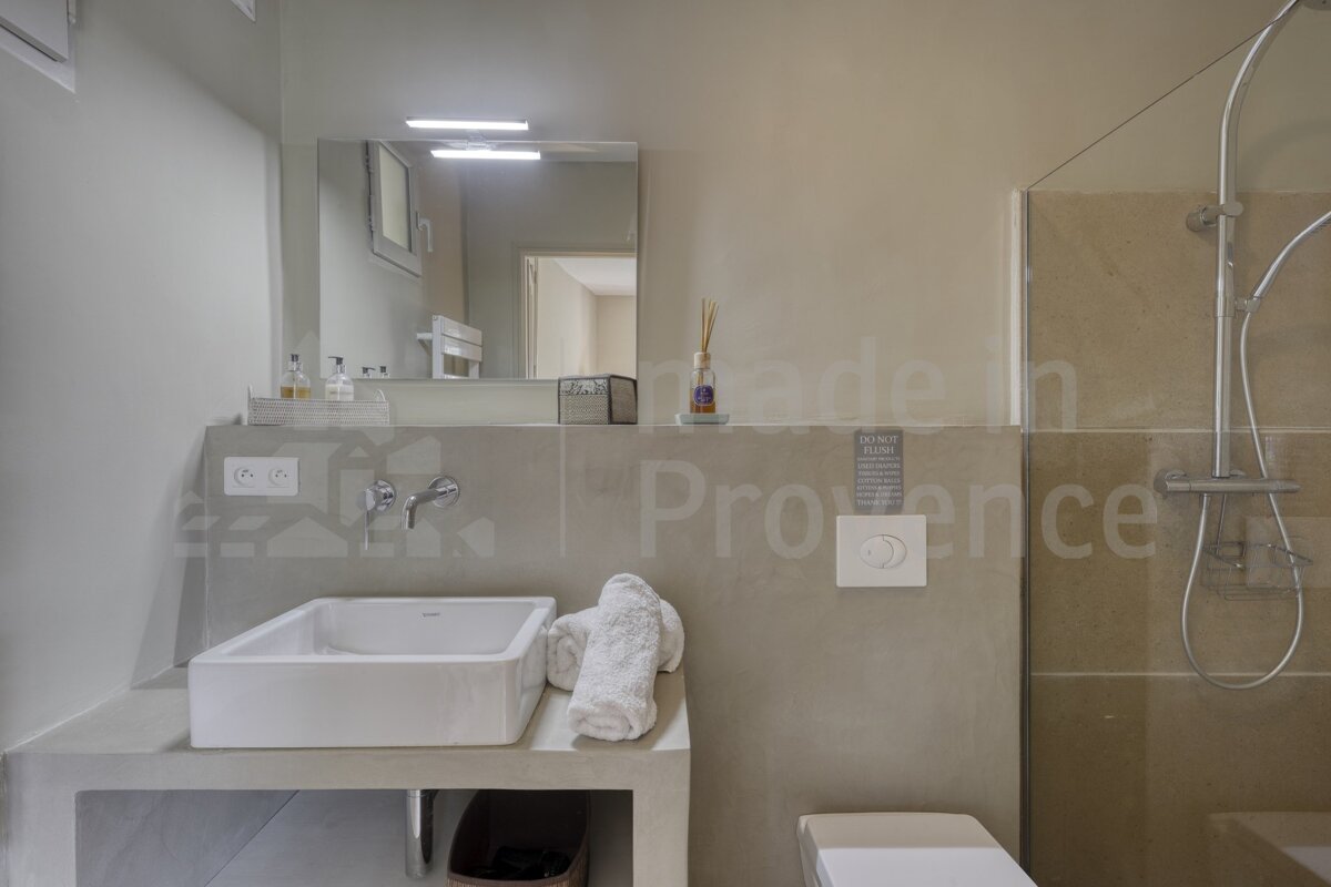 A bathroom with the word provence on the wall