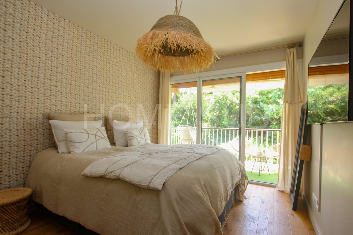 A bedroom with the word home on the wall