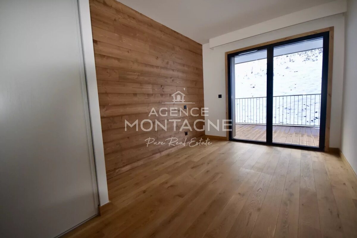 The word agence that is on a wall