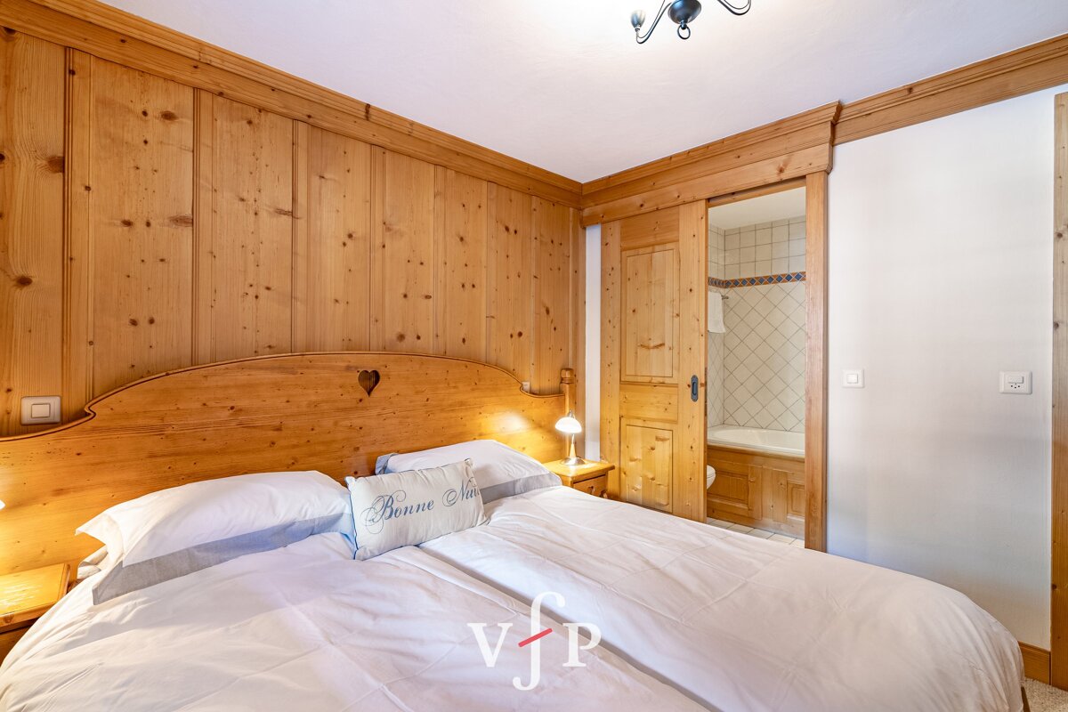 A bed with a pillow that says bonne nuit on it