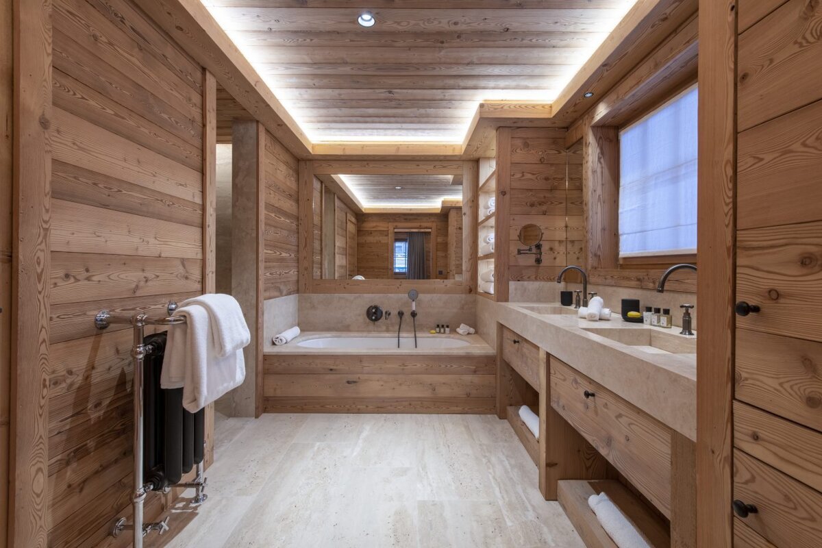 A bathroom with a bathtub and two sinks