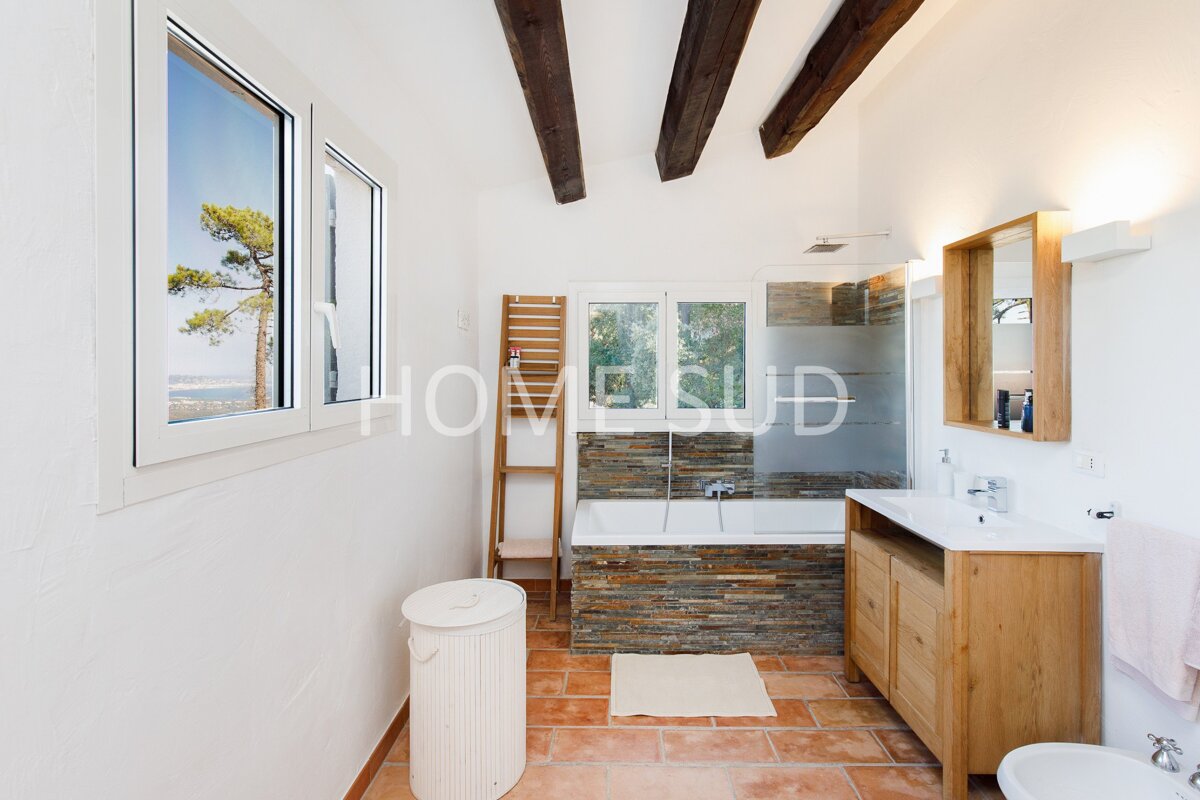 A bathroom with the word homerud on the wall