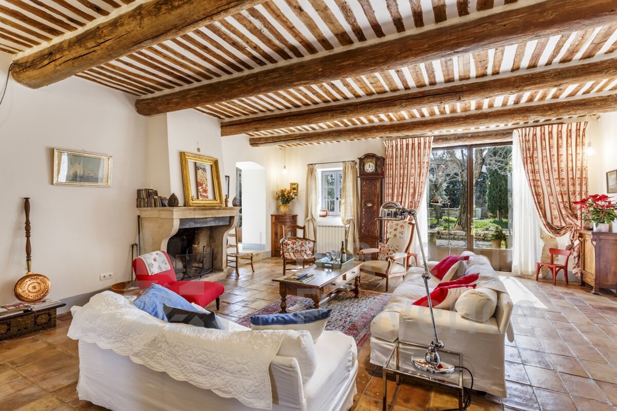 A living room filled with furniture and a fireplace