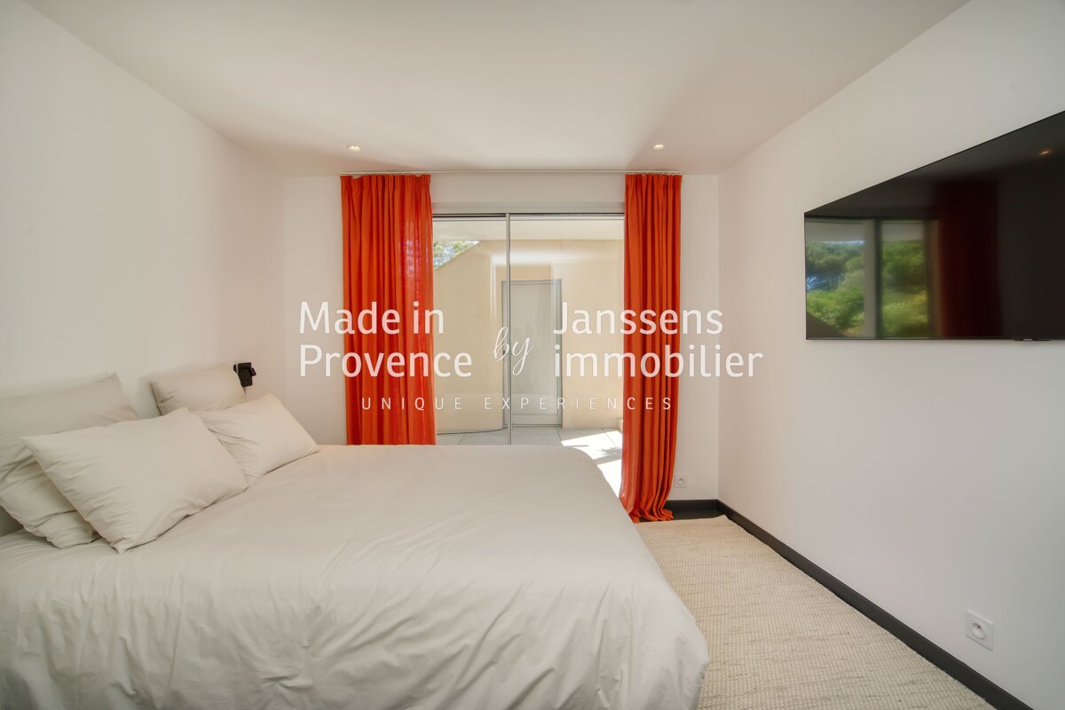 A bedroom with a bed and a television that says made in provence by immobilier