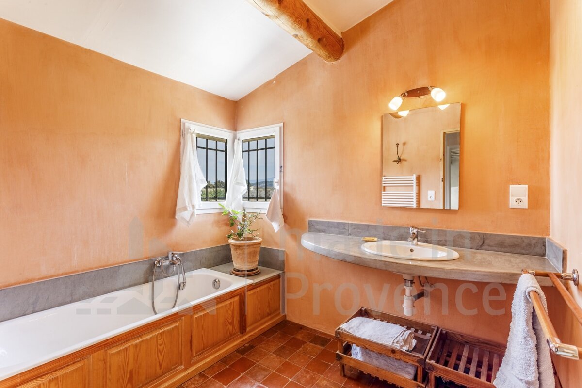 A bathroom with the word provence on the wall