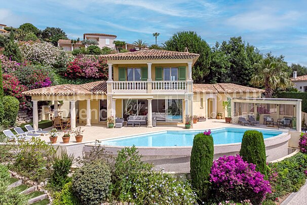 A large house with a large swimming pool is for sale