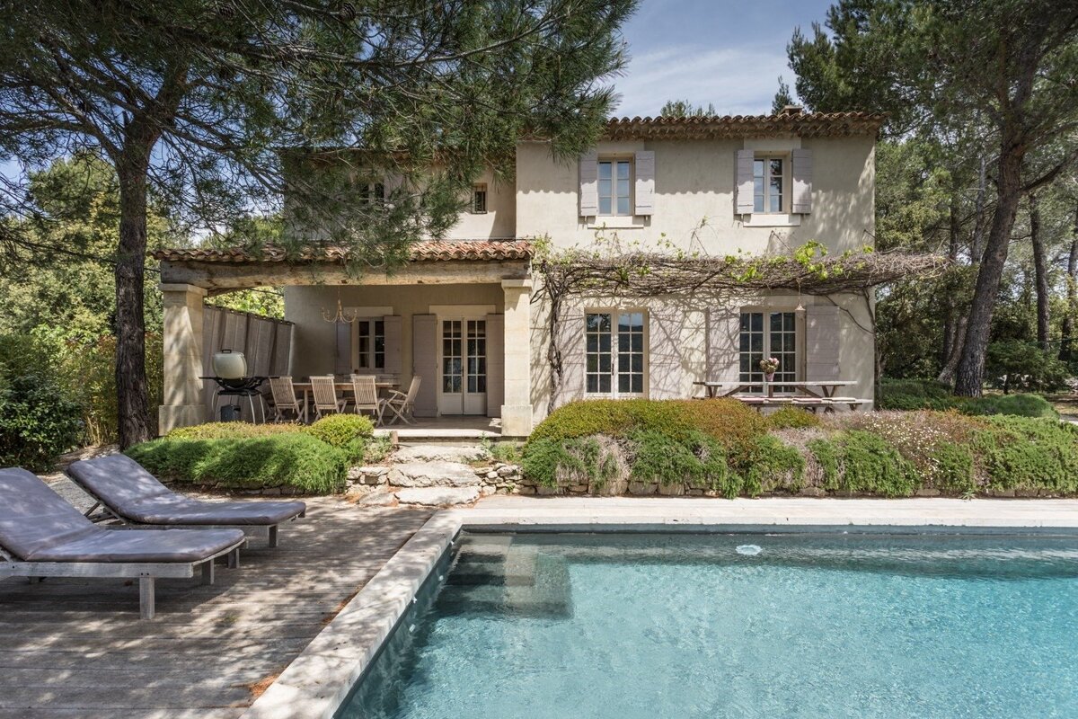 A house with a swimming pool in front of it