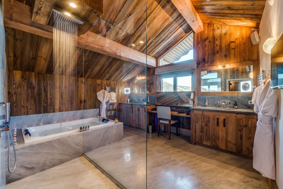 A bathroom with a bathtub and two sinks