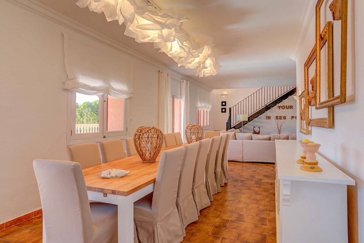 A dining room with a sign that says your in sed pi