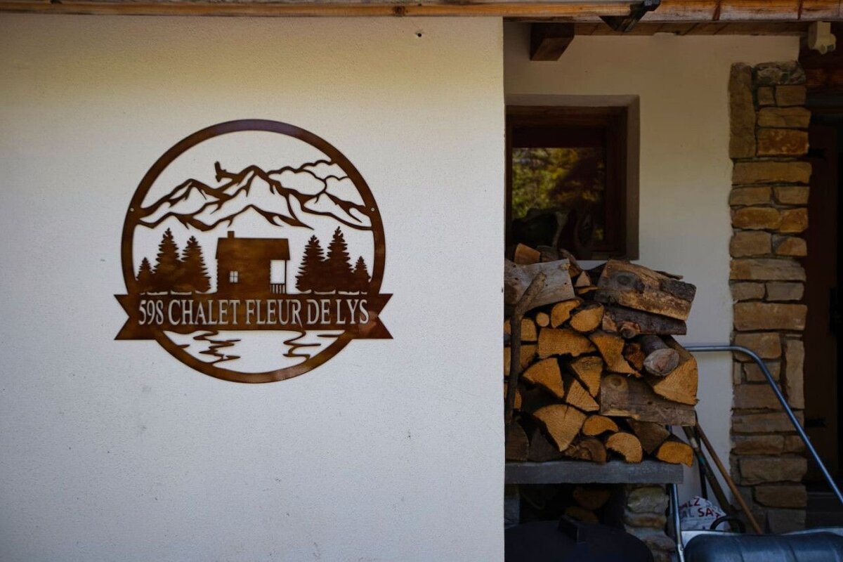 A sign on a wall that says 598 chalet fleur de lys