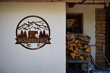 A sign on a wall that says 598 chalet fleur de lys