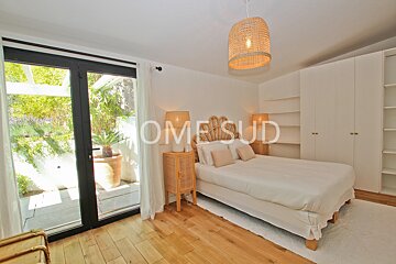 A bedroom with a large bed and a sign that says homesud