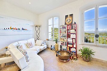 A living room with a couch and a bookshelf filled with books