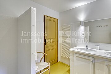 A bathroom with the word janssens on the wall
