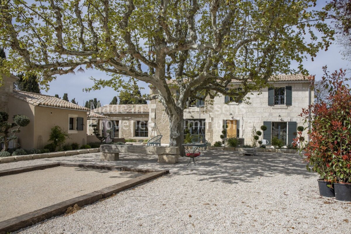 The word provence is on the front of a house