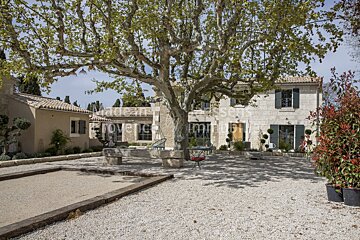 The word provence is on the front of a house