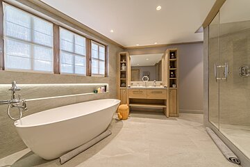 A bathroom with two sinks and a bathtub