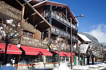 A building with a red awning that says ' boutique ' on it