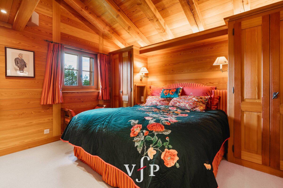 A bedroom with a bed and a sign that says vjp