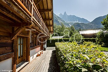 A picture of a house with mountains in the background taken by ten60 holidays