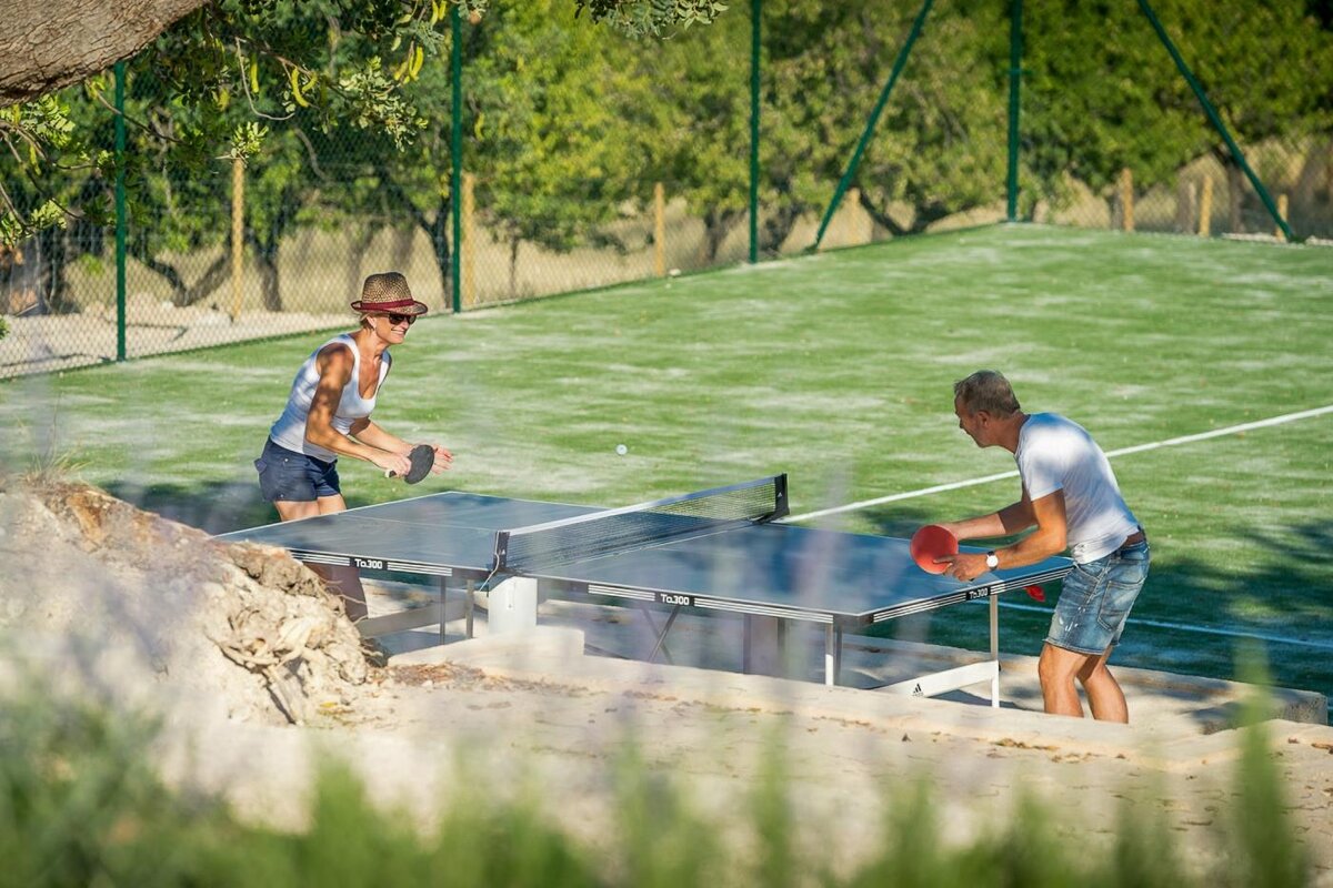 A hallway with a painting on the wall that says estrate