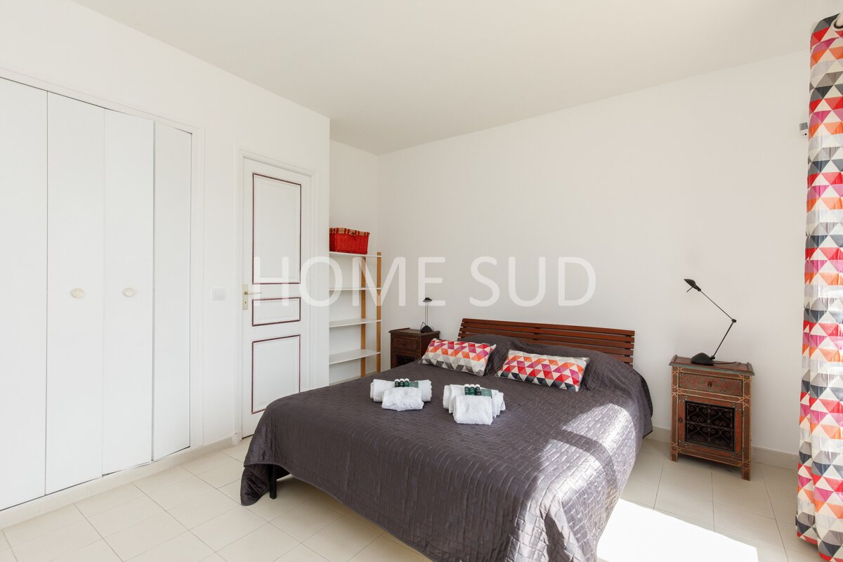 A bedroom with a bed and a sign that says home sud