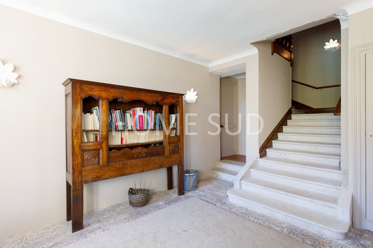 A staircase with the word anne sud on the wall