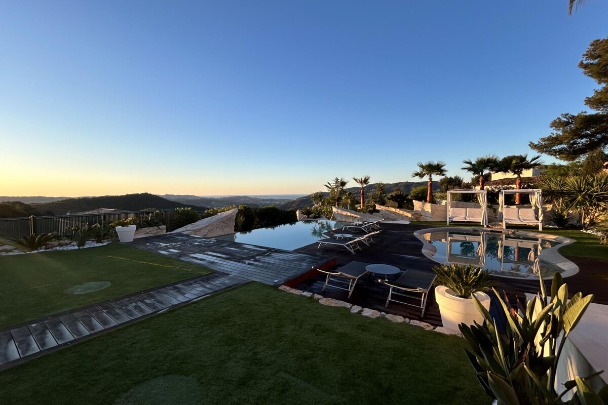 A large swimming pool with a view of the mountains
