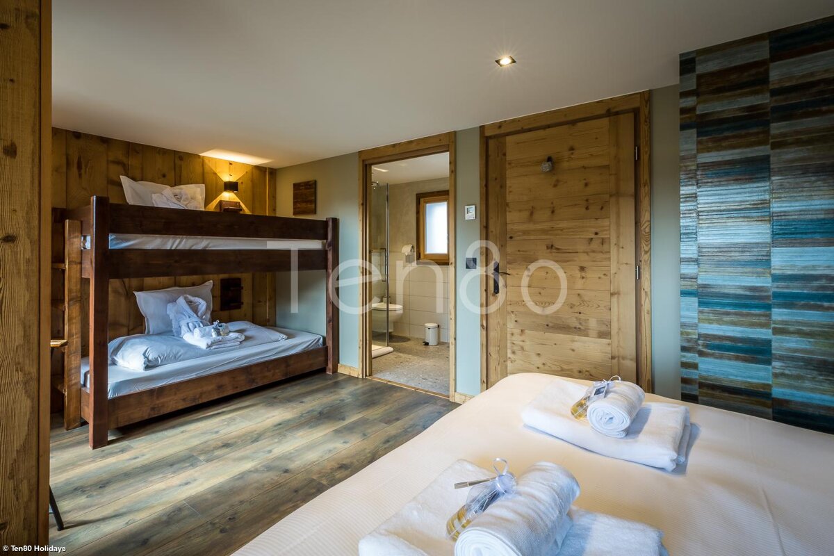 A bedroom with two bunk beds and the word tempo on the wall