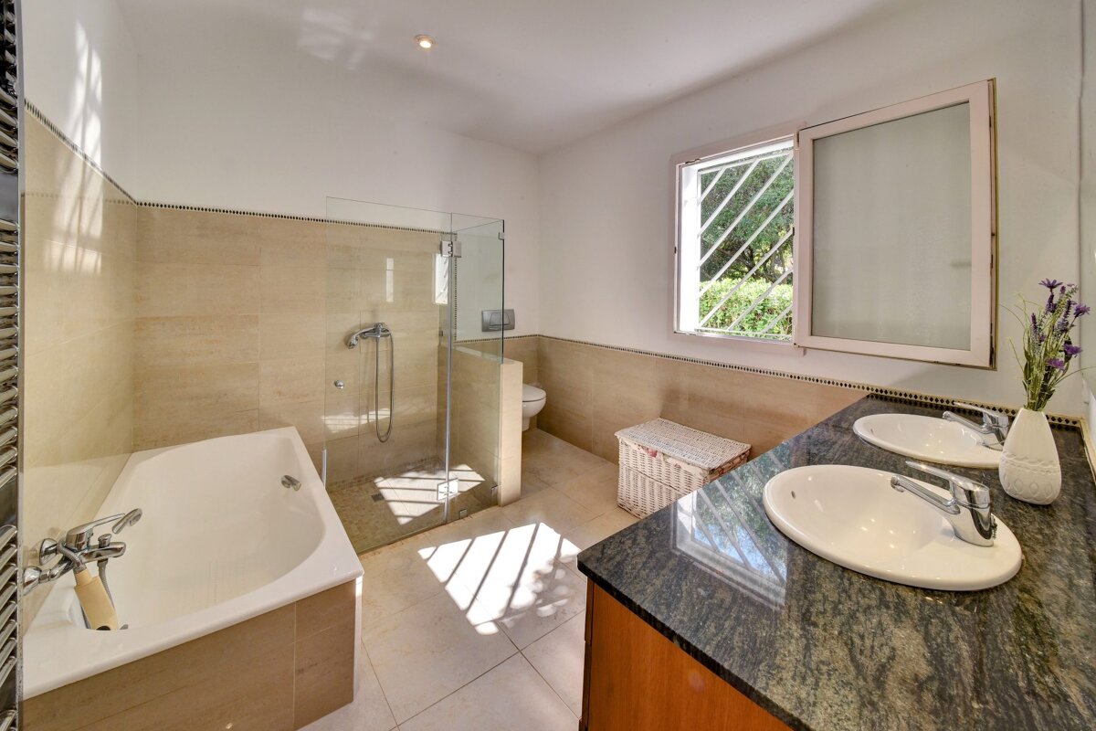 A bathroom with a bathtub and two sinks