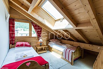 A bedroom with two beds and a sign that says en80