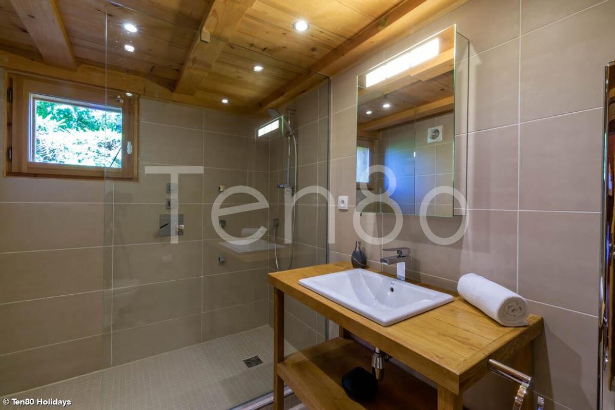 A bathroom with the word tenso on the wall