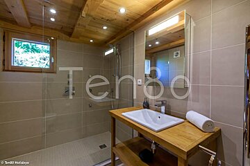 A bathroom with the word tenso on the wall