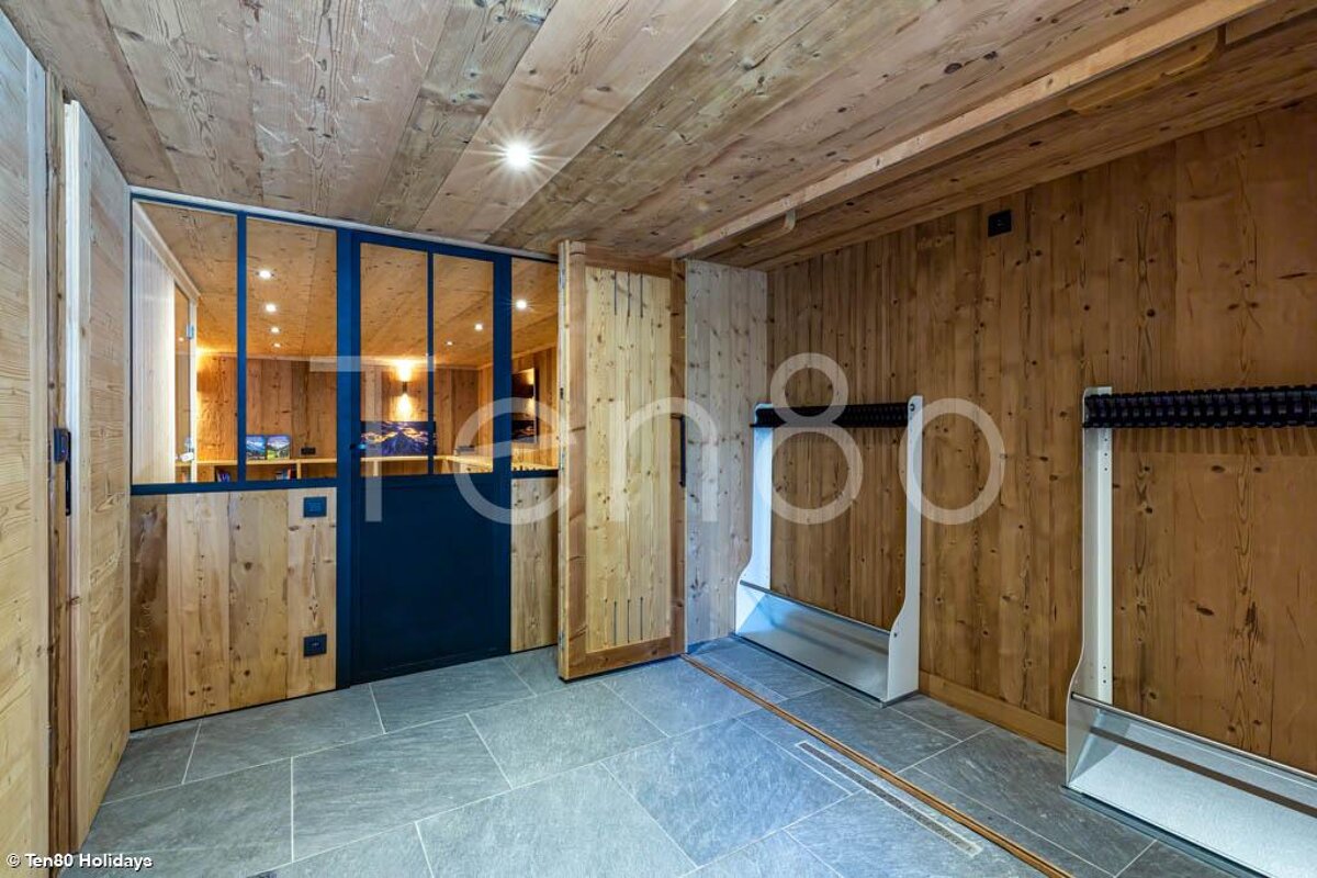 A room with wooden walls and a sign that says tempo holidays