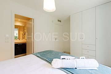 A bedroom with the word home sud on the wall
