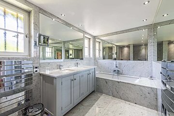 A bathroom with two sinks and a bathtub