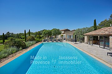 A large swimming pool that is made in provence by janssens immobilier