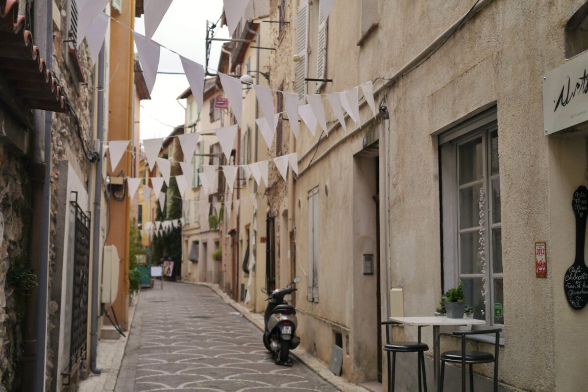 the narrow streets of old Antibes