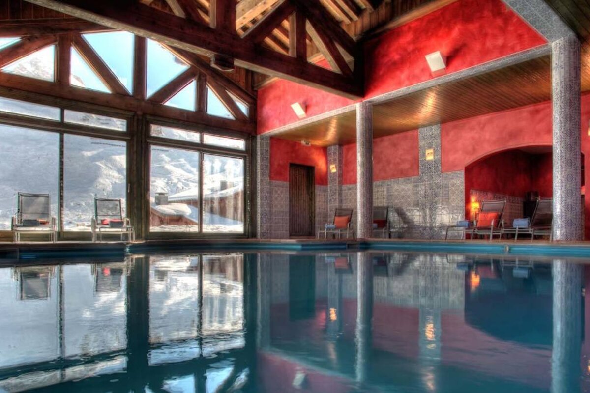 a spa in tignes with a pool indoors
