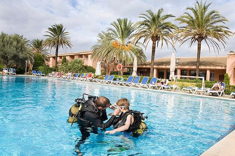 Diving lessons for children in the pool