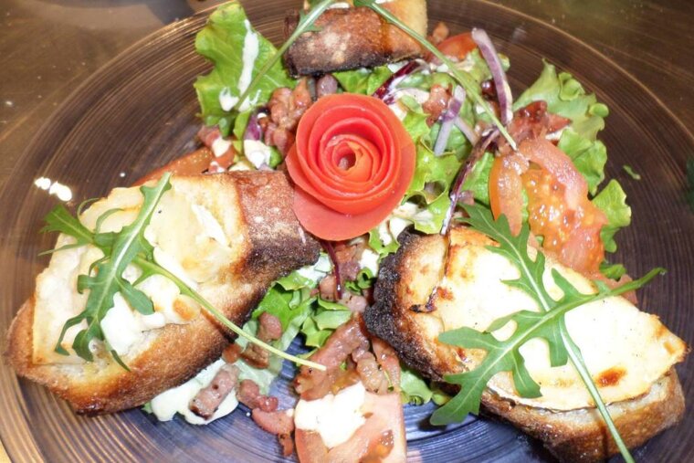 The style of cuisine at Pizzburg