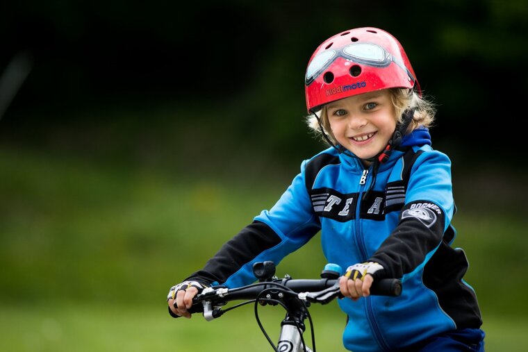 Child biking in Meribel