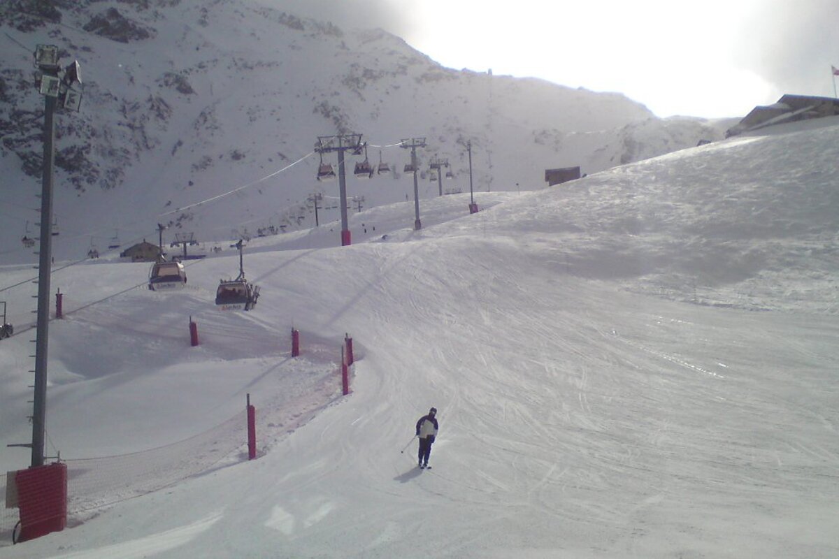 skiers on the piste in les arcs