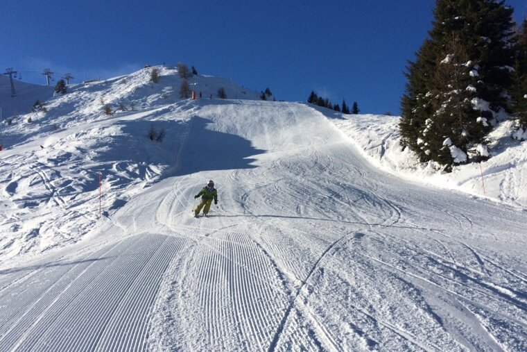 Blue skies and empty pistes in Bruson